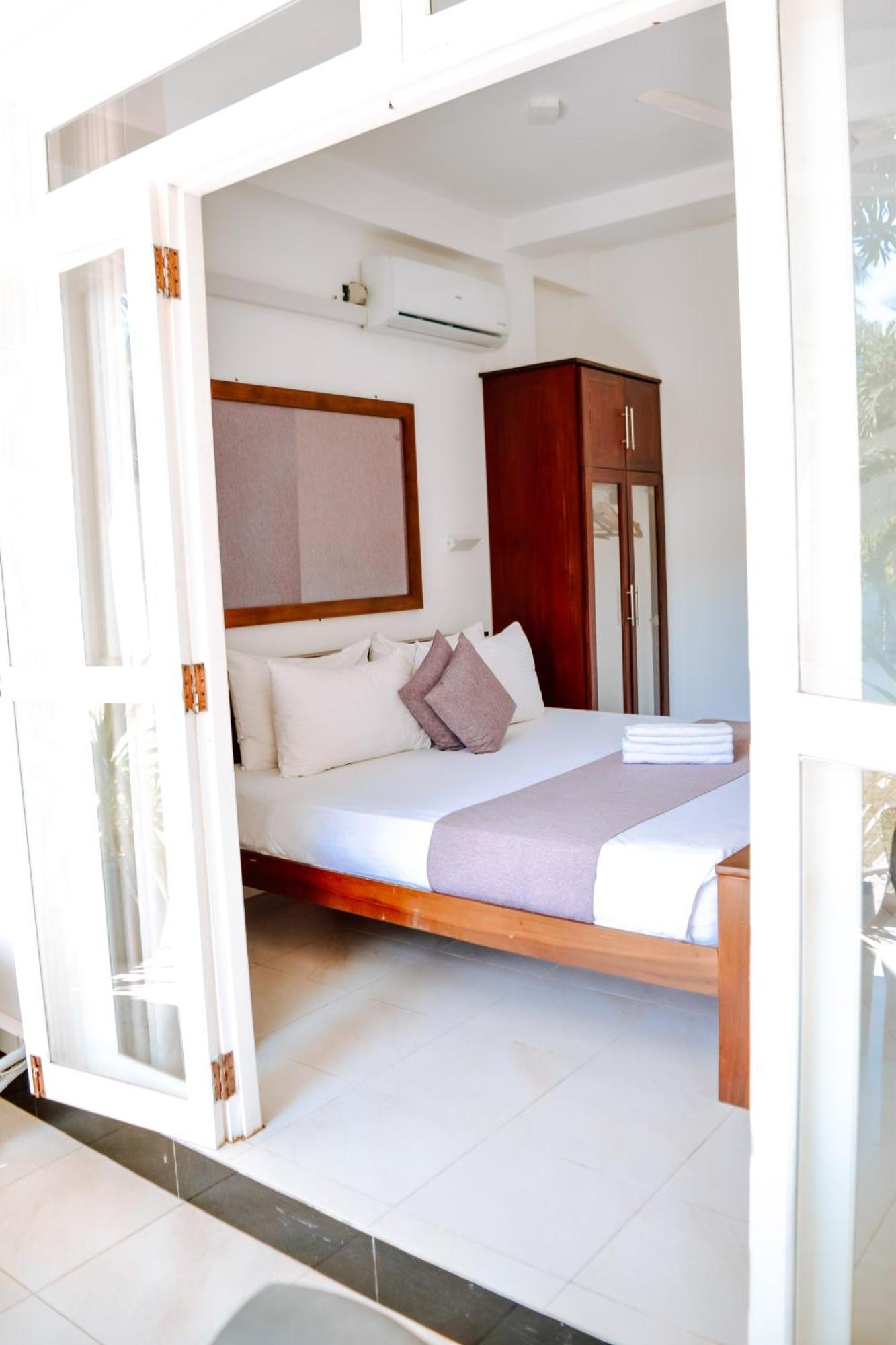 The Bamboo Tree Transit Hotel Катунаяка Экстерьер фото