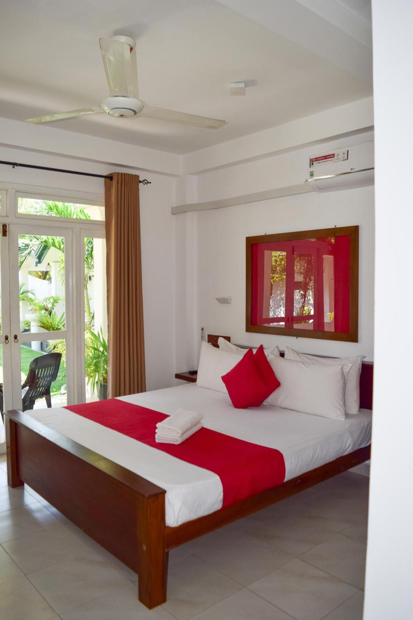The Bamboo Tree Transit Hotel Катунаяка Экстерьер фото